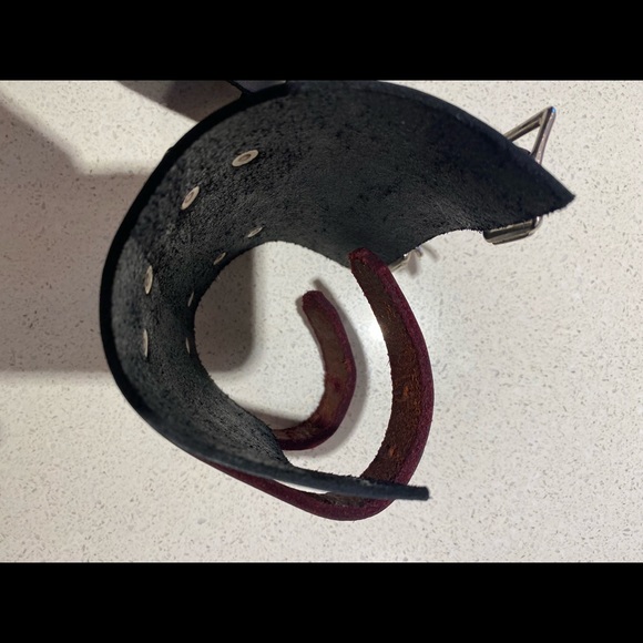 Pair of leather cuffs - Picture 2 of 6